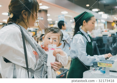 super, supermarket, With Child 32173418