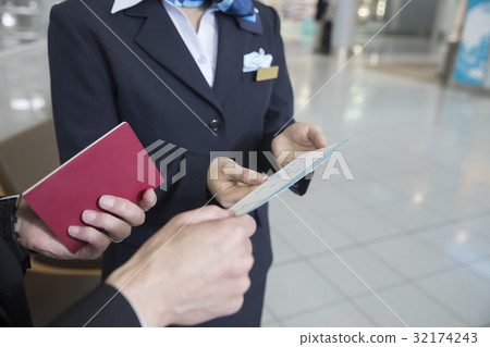顯示機場職員的機票的商人 32174243