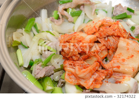 Stir-fried delicious Kimchi meat vegetable Stir-fried delicious Kimchi meat vegetable 32174322