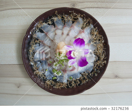 Delicious Japanese foods freshly sea bass sashimi Delicious Japanese foods freshly sea bass sashimi 32176236