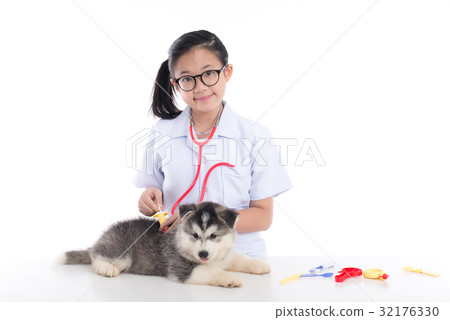 Asian children playing veterinarian with puppy 32176330