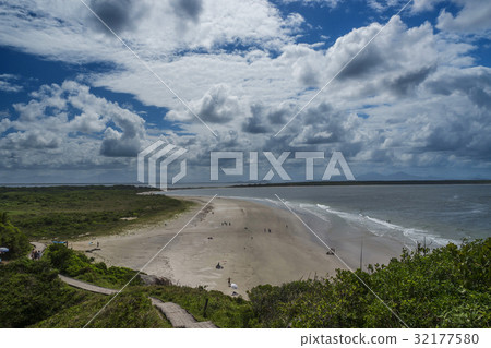 Lighthouse beach 32177580
