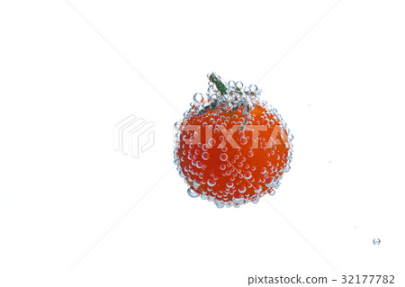Tomato with soda bubbles 32177782