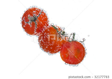 Tomatoes with soda bubbles 32177783