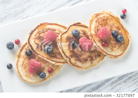 Pancakes with fresh berries Pancakes with fresh berries 32177897