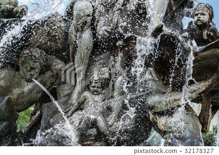 creatures, figures and faces - Neptune fountain 32178327
