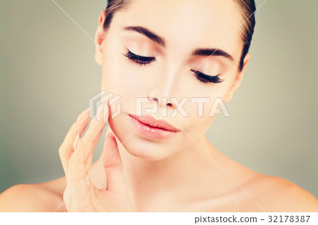 Young Healthy Woman Spa Model with Clear Skin. Spa 32178387