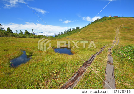 草秋葉和村莊小屋Aizu Komagatake 32178716