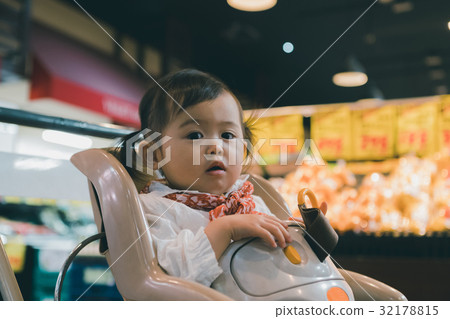 super market, supermarket, younger 32178815