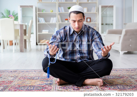 Muslim man praying at home 32179203