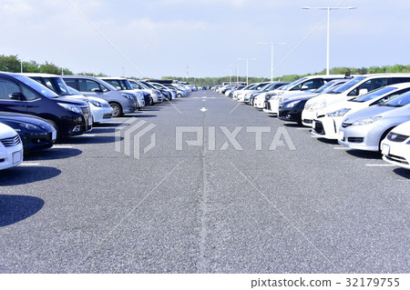 Full parking lot 32179755