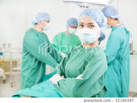surgeon standing  in a surgical room 32180397