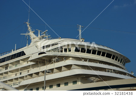 Cruise ship Cruise ship 32181438