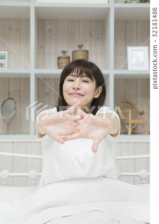 Women waking up refreshed in the morning Women waking up refreshed in the morning 32181486