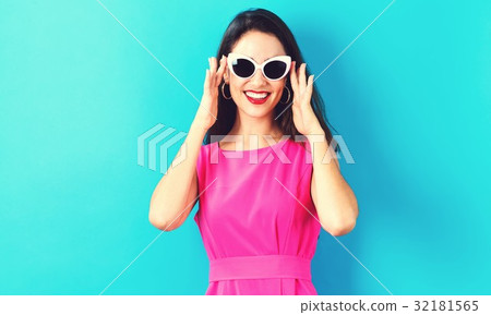 Young woman with sunglasses 32181565