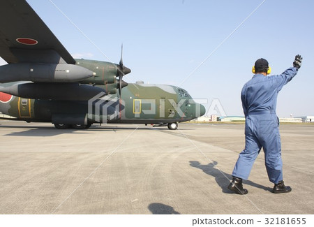 厚木基地空中自衛隊的C-130H大力神運輸機 厚木基地空中自衛隊的C-130H大力神運輸機 32181655