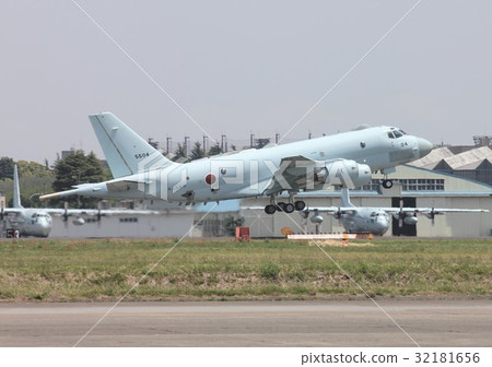 P-1海上自衛隊的噴氣式巡邏機在厚木基地跑道起飛 32181656