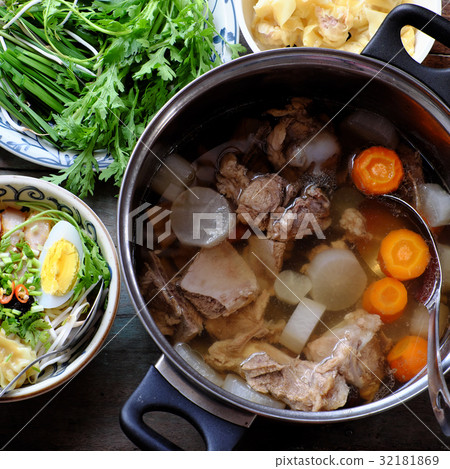 Vietnam food, egg noodle soup with wontons 32181869