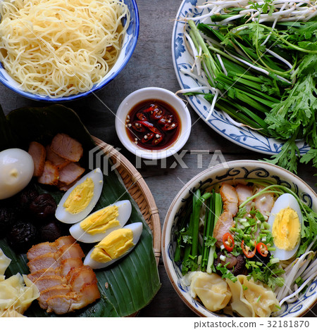 Vietnam food, egg noodle soup with wontons 32181870