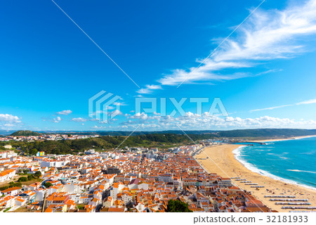 陽光明媚的納扎雷（葡萄牙）的風景 32181933