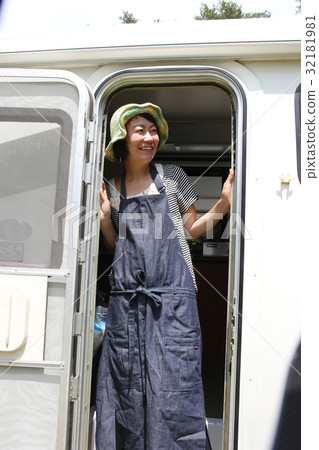 Kitchen car woman Okinawa cuisine Kitchen car woman Okinawa cuisine 32181981