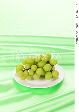 Shine Muscat on the dish Shine Muscat on the dish 32182083