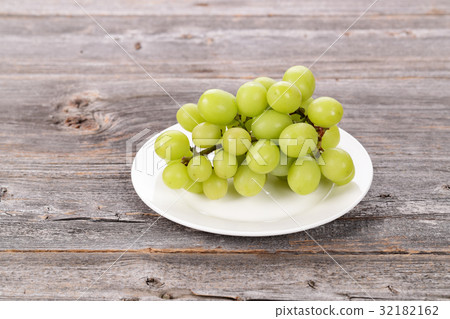 Shine Muscat on the dish 32182162