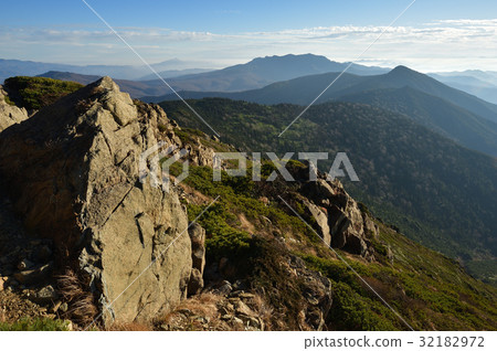 Look at Kasagatake volcano, Oshose Takeumi Tanigawadake direction from near Oze Sosuboshu mountaintop 32182972