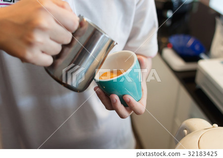 Pouring latte art into the cup Pouring latte art into the cup 32183425