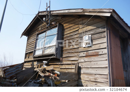 一個風雨如磐的空置房子 32184674