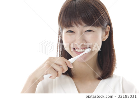 A woman who brushes teeth 32185031