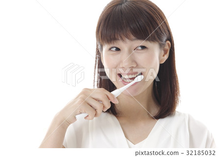 一個刷牙的女人 一個刷牙的女人 32185032