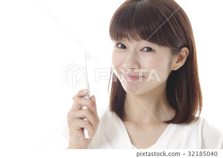 A woman who brushes teeth A woman who brushes teeth 32185040