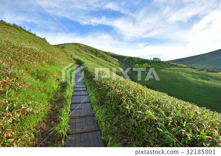 Roadside mountain top continuing to the mountain road Roadside mountain top continuing to the mountain road 32185801