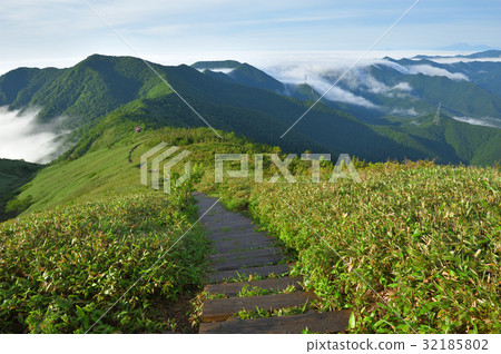 從山峰下方望著平板小屋和雲海 32185802