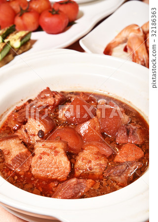 Braised pork with red yeast 32186363