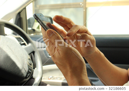 駕駛時操作手機的人 32186605