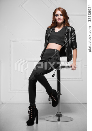 Seductive curly woman 32186924
