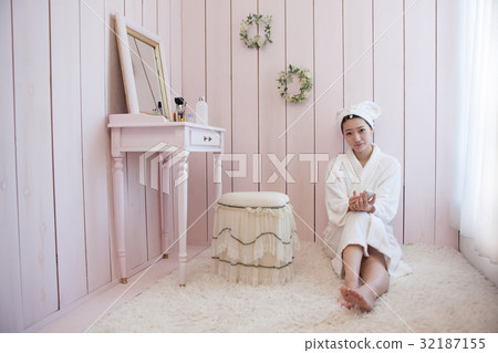 穿著禮服的女人 穿著禮服的女人 32187155
