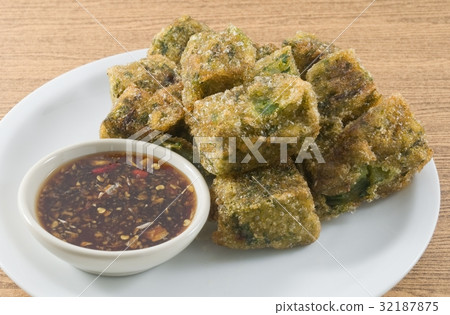 Fried Steamed Dumpling Made of Garlic Chives Fried Steamed Dumpling Made of Garlic Chives 32187875