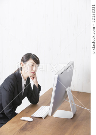 Worried business woman 32188331