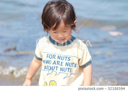 2歲在沙灘上玩 2歲在沙灘上玩 32188394