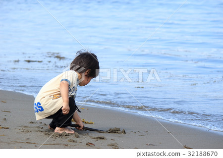 Two-year-old child playing on the beach Two-year-old child playing on the beach 32188670