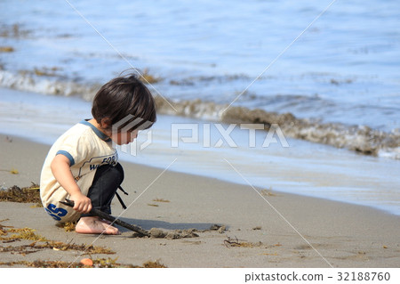Two-year-old child playing on the beach Two-year-old child playing on the beach 32188760
