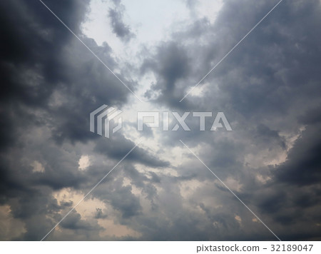 Dark rainy clouds Dark rainy clouds 32189047