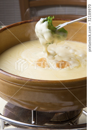cheese fondue  32189970