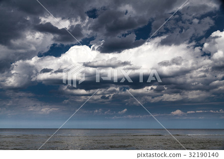 Cloudy sky over the sea 32190140