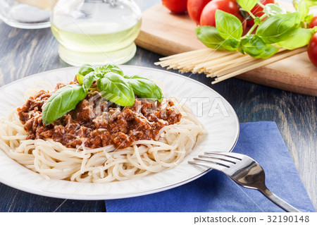 Spaghetti bolognese with cheese and basil 32190148