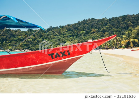 Boat taxi on the beach 32191636