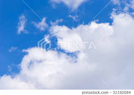 white fluffy clouds in the blue sky 32192084